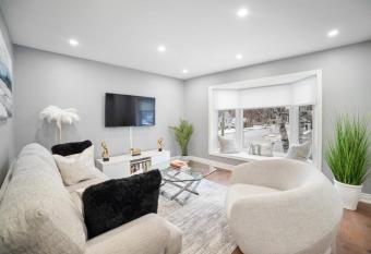 Peoatas Place has Balcony rooms