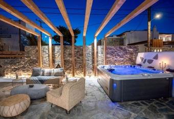 Arcadia by Kallisto Royal Suites has rooms with a private hot tub