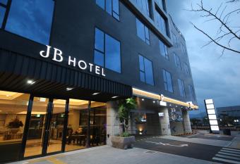 JB Tourist Hotel allows 18 year olds to book a room
