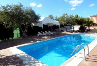 Villa Mar  a - Pista de Padel y Piscina allows 18 year olds to book a room