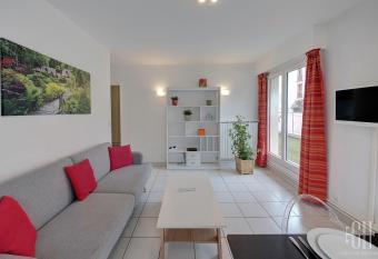 Sourdillon/H  pital Clocheville has Balcony rooms