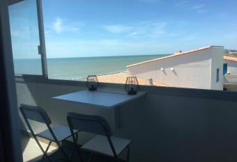 Studio 61 (vue mer) has Balcony rooms