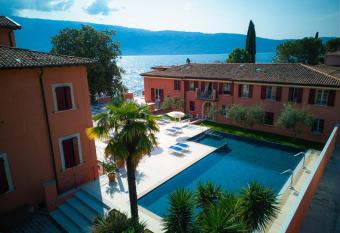 Hotel Bogliaco allows 18 year olds to book a room