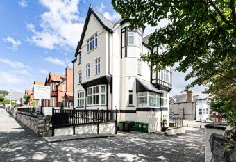 Roomours Hotel with Private Car Park has Balcony rooms