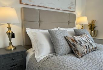 Elegant One Bedroom Apartment allows 18 year olds to book a room