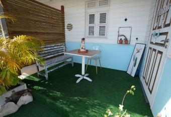 Tropical Beach Studio. Cocon douillet sur les hauteurs de Fort-de-France. allows 18 year olds to book a room