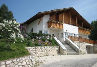 Garni Sonnegg has Balcony rooms