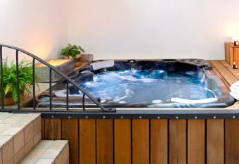 Suite & SPA    La Ferme 1802 has rooms with a private hot tub