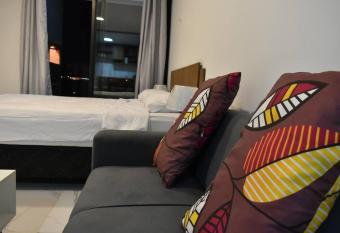 Alojamiento frente al aeropuerto allows 18 year olds to book a room