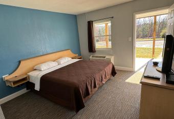 Budget Inn has Smoking rooms