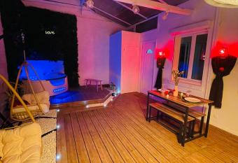 Green Love Suite has rooms with a private hot tub