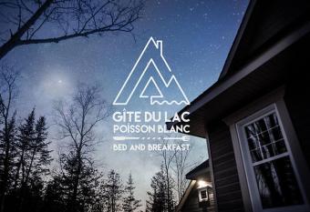 G  te du lac Poisson Blanc has Balcony rooms