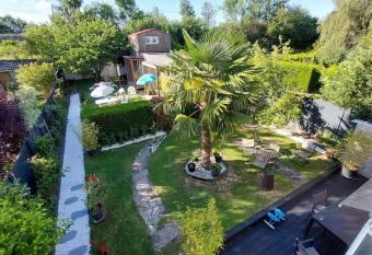 studio GK15 GREENAPPART+ jardin SQY, Versailles.. has rooms with a private hot tub