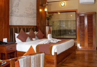 Hotel Jungle Crown has rooms with a private hot tub