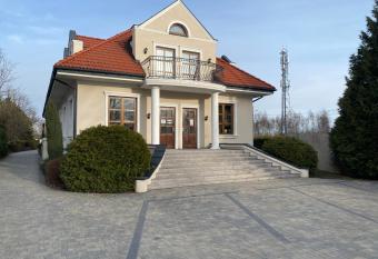 Zielony Dworek allows 18 year olds to book a room