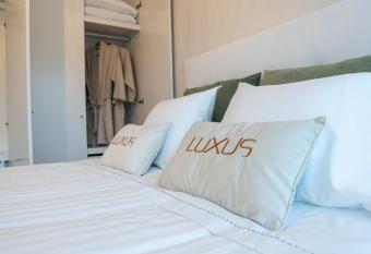 Luxus Charming Apt has Balcony rooms