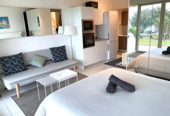     La Corniche     Grand Studio, Piscine & Parking has Balcony rooms