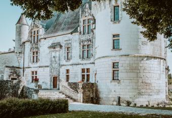 Ch  teau de Crazannes has Balcony rooms