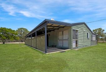 Jabiru (Stork) Wetland Farmstay has Smoking/Balcony rooms