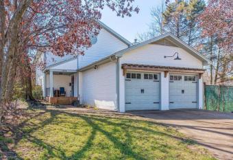 Centrally Located House in high-end neighborhood allows 18 year olds to book a room