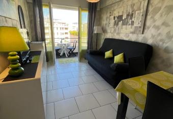 Studio in the heart of Juan les Pins with magnificent sea view terrace allows 18 year olds to book a room