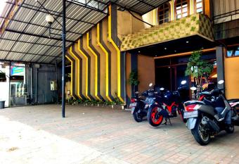 Hotel Dirgahayu Ponorogo has Balcony rooms