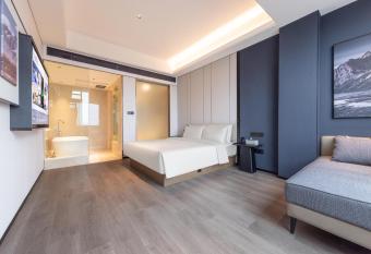 Atour X Hotel Guangzhou Avenue South Pazhou Convention and Exhibition Center has rooms with a private hot tub