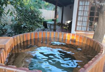 Hermosa Casita de Campo en Pirque has rooms with a private hot tub