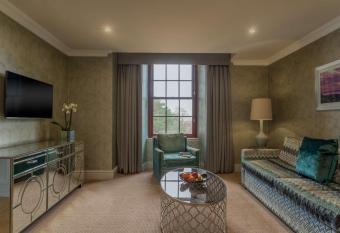 Gleddoch Golf & Spa Resort has rooms with a private hot tub