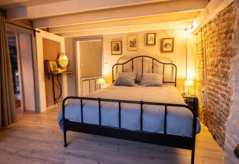 Le Relais de la Maill  re allows 18 year olds to book a room
