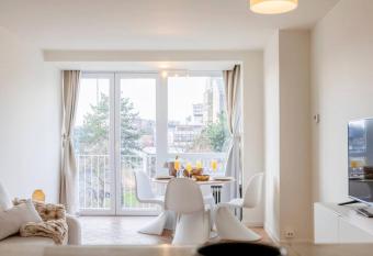 Luxury Leie View has Balcony rooms