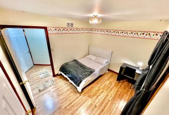 Private room with dedicated Bath in Newmarket - Free Parking allows 18 year olds to book a room