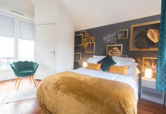 Triplex exceptionnel 3min du m  tro7 has Balcony rooms