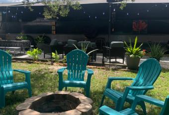 Pet friendly tiny home, No extra fees! The Jitney has rooms with a private hot tub