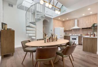 Skyline Bourbon Loft by Hollyhock Suites 5 Bedrooms-2 baths With Soaking Tub has Balcony rooms