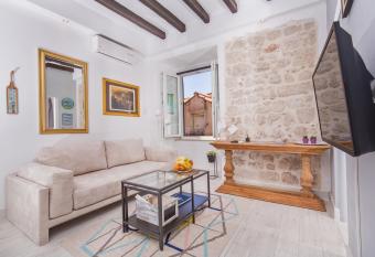 Dubrovnik Boutique Apartments allows 18 year olds to book a room