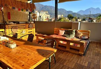 Dreamy Nomads Hostel                   allows 18 year olds to book a room