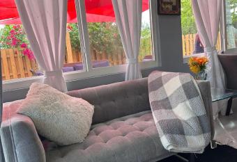 Modern Apartment, private Entrance, Private Backyard allows 18 year olds to book a room