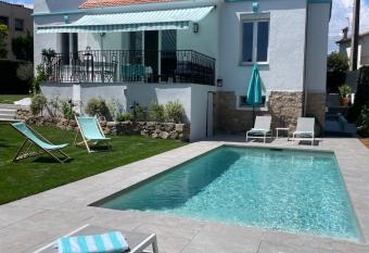 Villa Luxe piscine centre de Cannes has rooms with a private hot tub