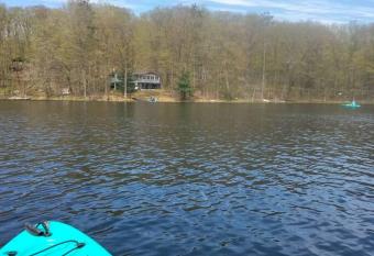 Cabin on the lake, and trails! has Balcony rooms