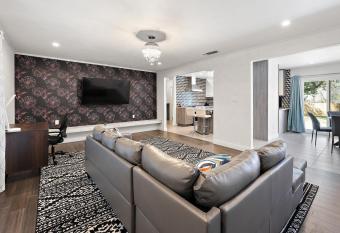 City Center Charm: 5 Mins To Sfa - Nacogdoches, Texas has Balcony rooms