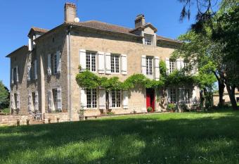 Grande maison en pierre avec piscine, sauna et jacuzzi has rooms with a private hot tub