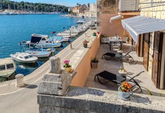House Benbello has Balcony rooms
