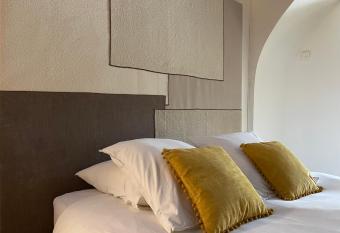 In Provence H  tel has Balcony rooms