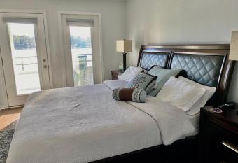 Dells Lake Villa At Lighthouse Cove Condominiums has rooms with a private hot tub