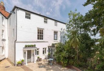 Fabulous ground floor apartment. has Balcony rooms