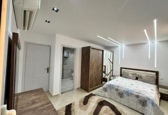 Luxury apartment in Sheikh Zayed City has rooms with a private hot tub