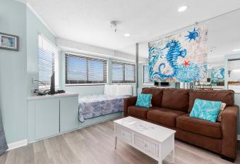 Cozy Couples Retreat, Oceanview Studio allows 18 year olds to book a room