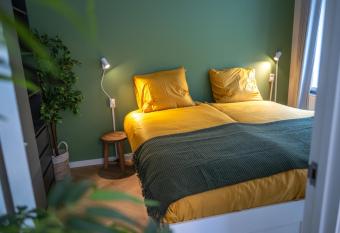 Kahakai Beach House - Unique Outdoor Kitchen - next to local lake and 15 min. the from beach has Balcony rooms