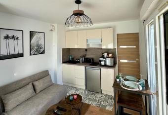 New appart avec balcon    Evry - Proche Paris - RER 5 min - Wifi has Balcony rooms